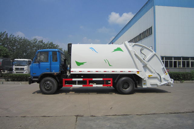Refuse truck