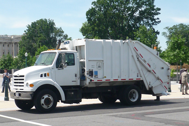 Refuse truck